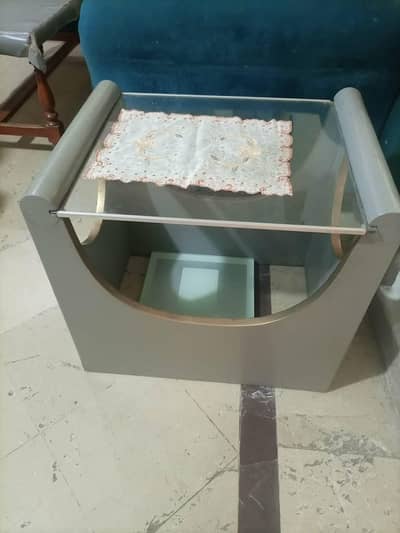 2 Set Of Side Tables For Sale In Good Condition