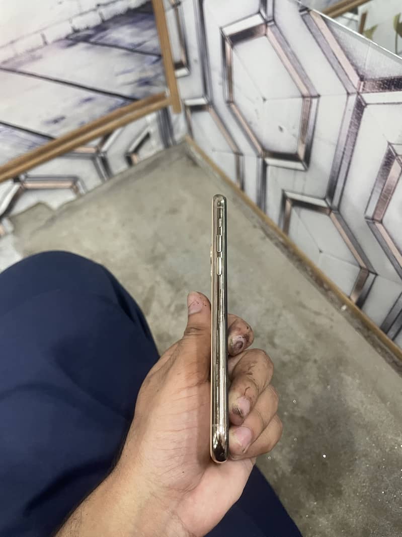 IPHONE 11 pro 4