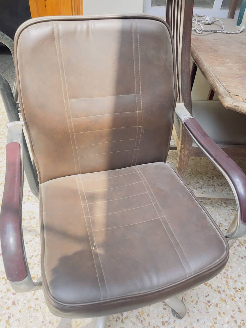 Computer table and chair 5