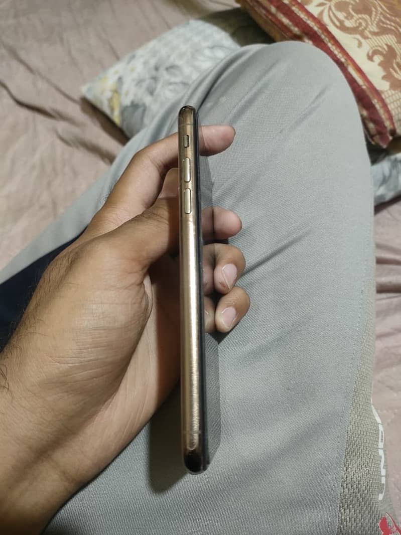 Apple iPhone XS 4