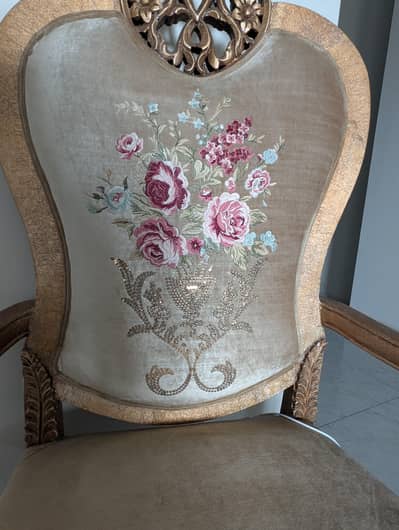 2 sofa chairs and table