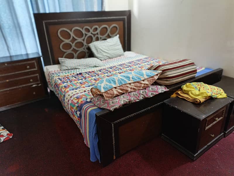 King size bed 0