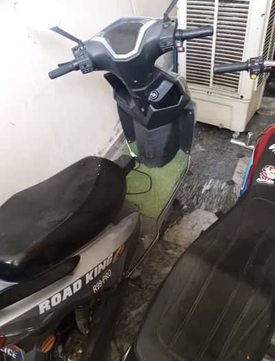Road King R99Pro scooty