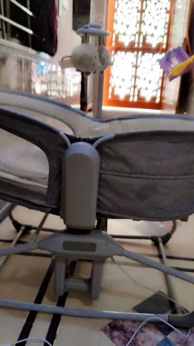 Mastela 4 in 1 multifunctional Bassinet Auto Swing with Mosquito Net.