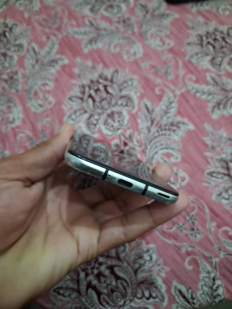 Sharp Aquos R2 3