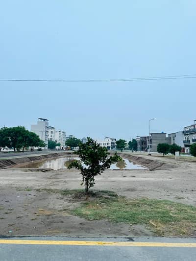 SAPHHIRE BLOCK HOT LOCATION PLOT 10 MARLA BACK OFF CEO OFFICE
