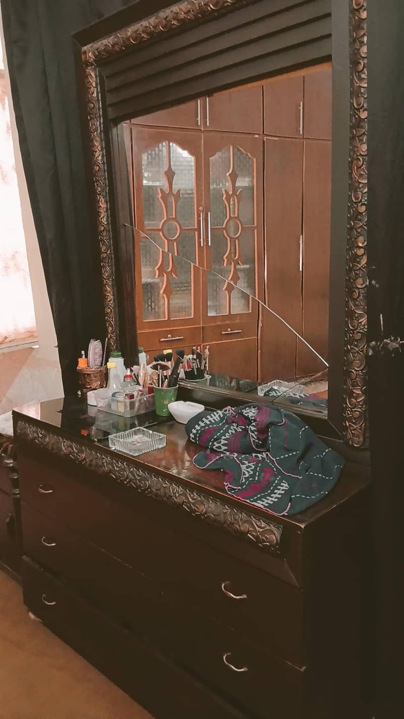 DRESSING TABLE 0