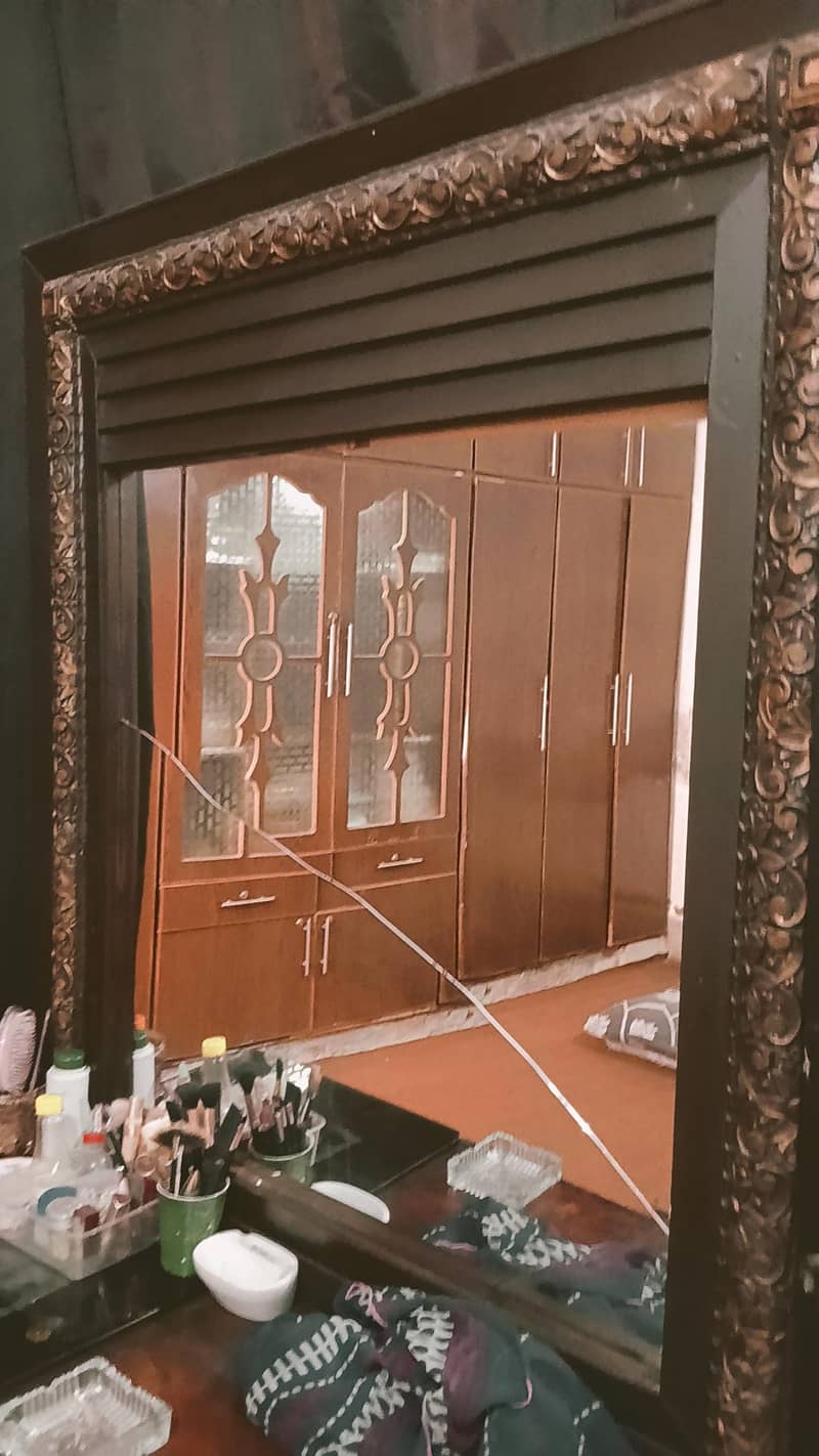 DRESSING TABLE 1