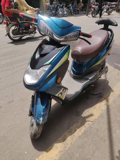 Crown EV 600 scooty Electric