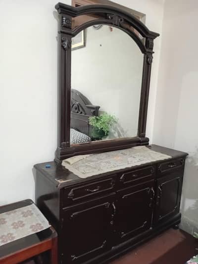 I want to sel my dressing corner se Thora SA kharab ha