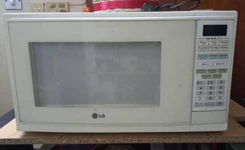 LG GOOD CONDITION BIG WHITE MICROWAVE FOR SALE