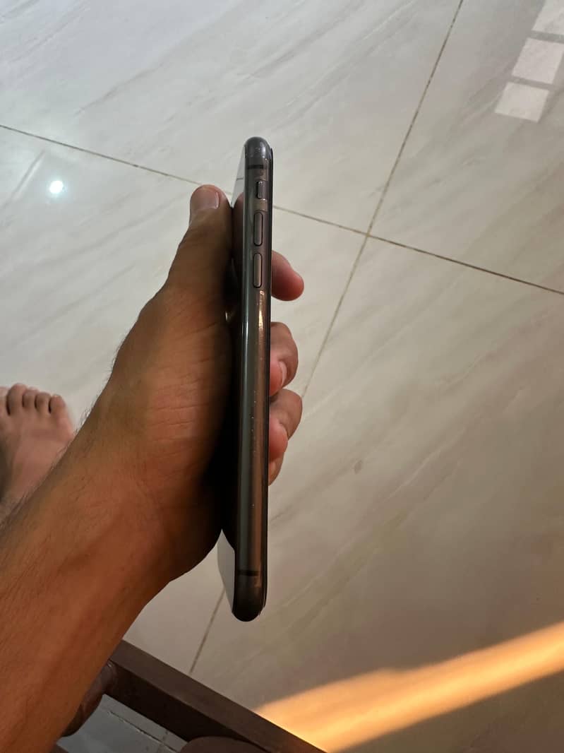 Apple iPhone 11 4