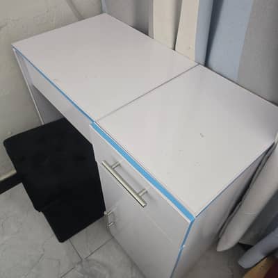 Dressing/study table with mirror