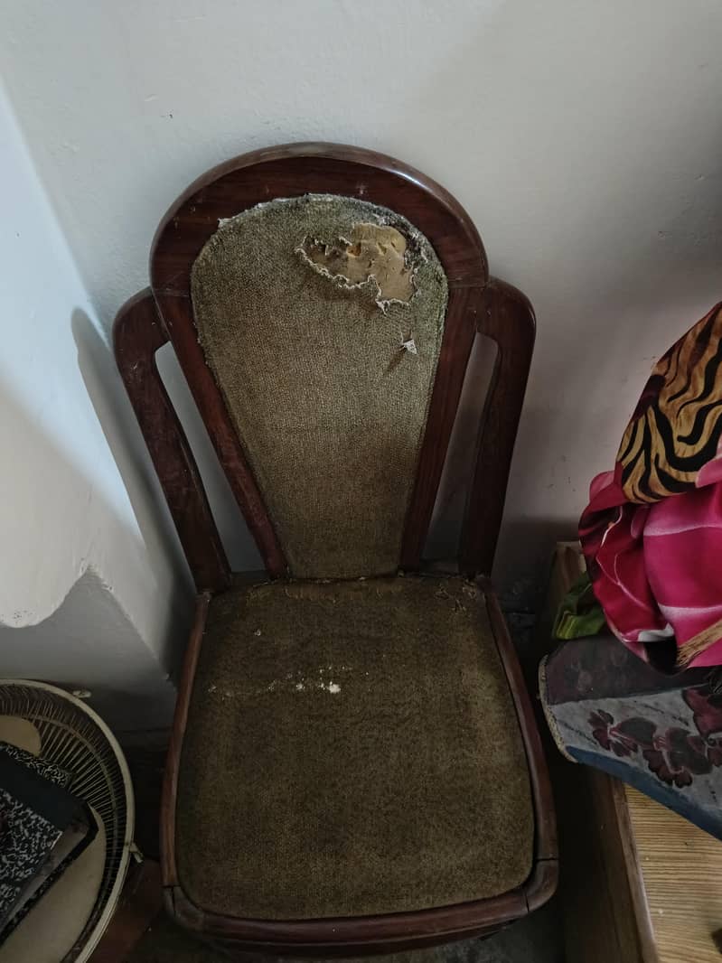 Dining Table with 6 Chairs. 7