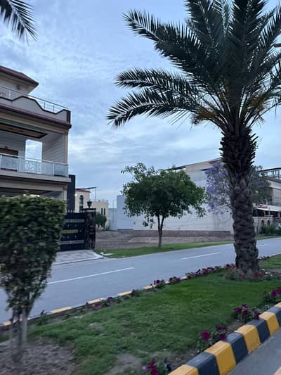 10 MARLA TULIP OVERSEAS NEAR TO SCHOOL AND PARK