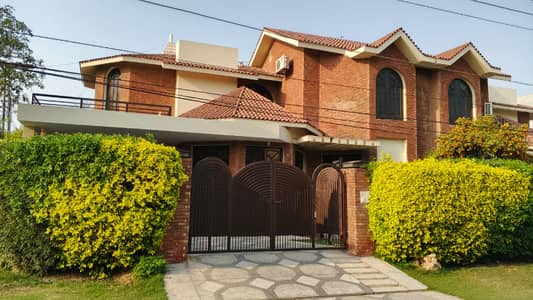 ONE KANAL BEAUTIFULL HOUSE AVALIABLE FOR RENT IN DHA PHASE 3
