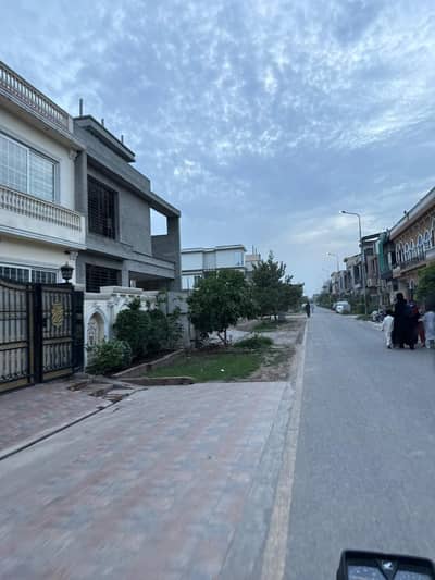 PLATINUM 5 MARLA HOT LOCATION PLOT FULLY DEVELOPED AREA