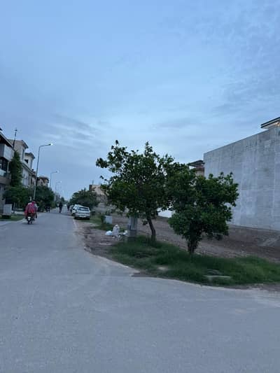 PLATINUM 10 MARLA HOT LOCATION PLOT FULLY DEVELOPED AREA