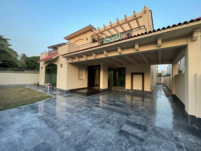 ONE KANAL BEAUTIFULL HOUSE AVALIABLE FOR RENT IN DHA PHASE 4