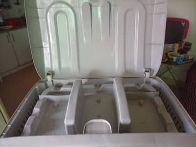 10/10Condition"Rays Air cooler";3 cooling packs;Wheels;easily portable