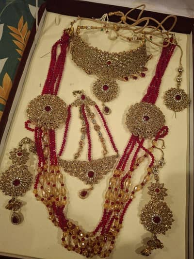 BRIDAL JEWELLERY SET FOR SALE IN GOOD CONDITION.