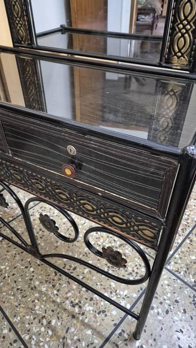 Iron Bed set + Dressing table set. Antique design. Good condition