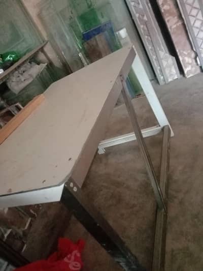 ye khas cliding sheet sy bna h ur aluminum ka h