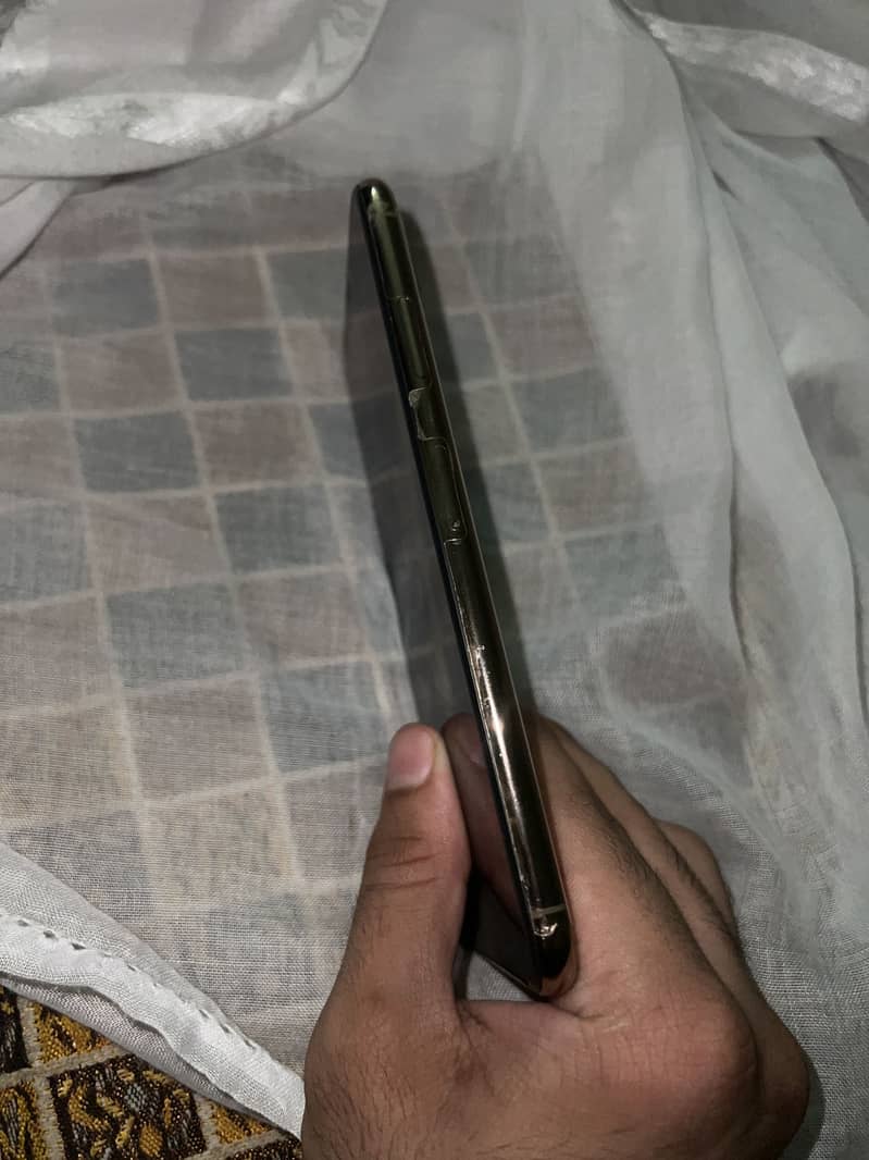 Apple iPhone XS Max 3