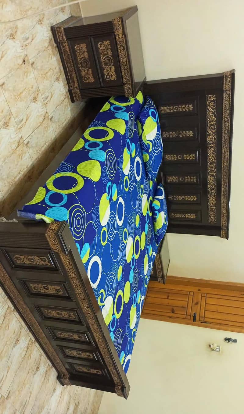Bed, 2 side tables, dressing table. 0