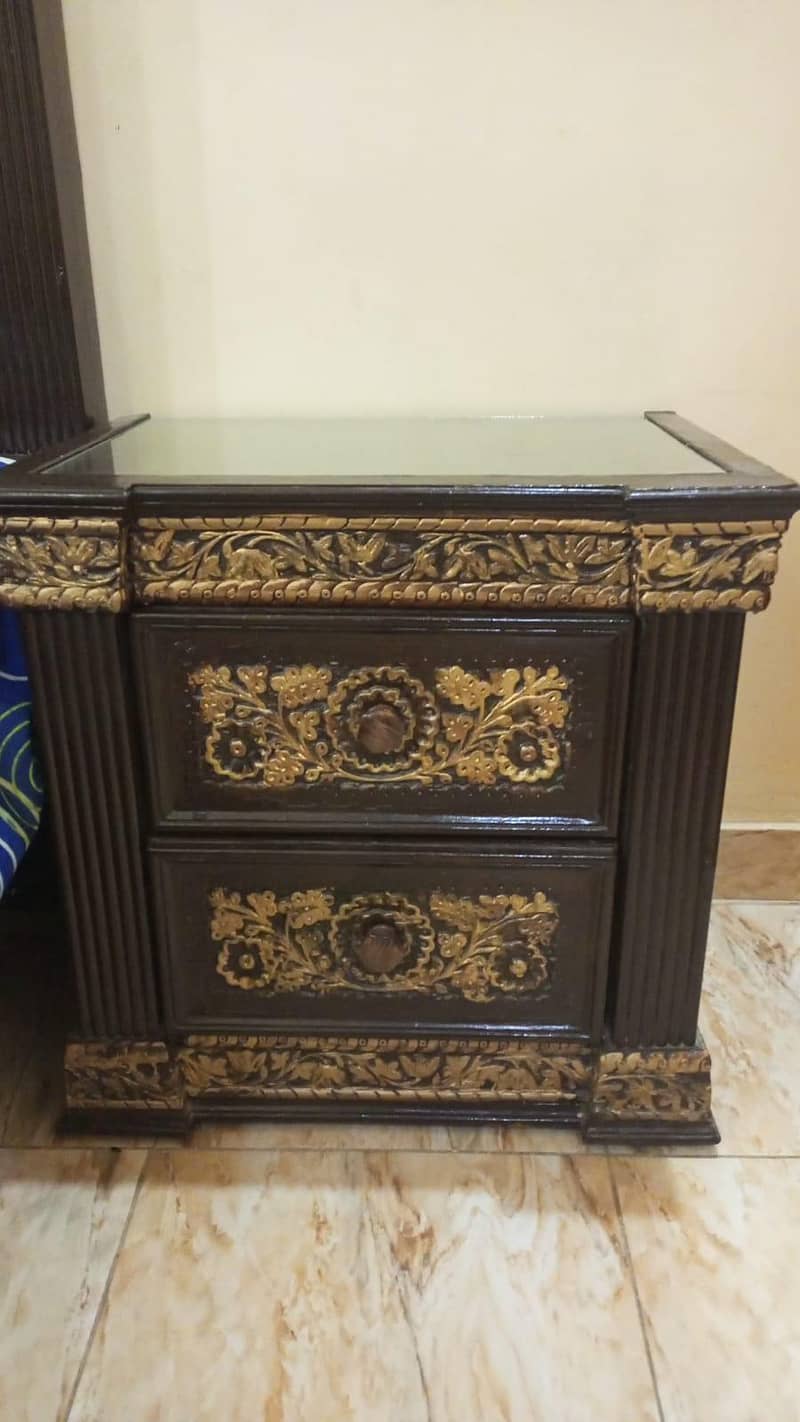 Bed, 2 side tables, dressing table. 5
