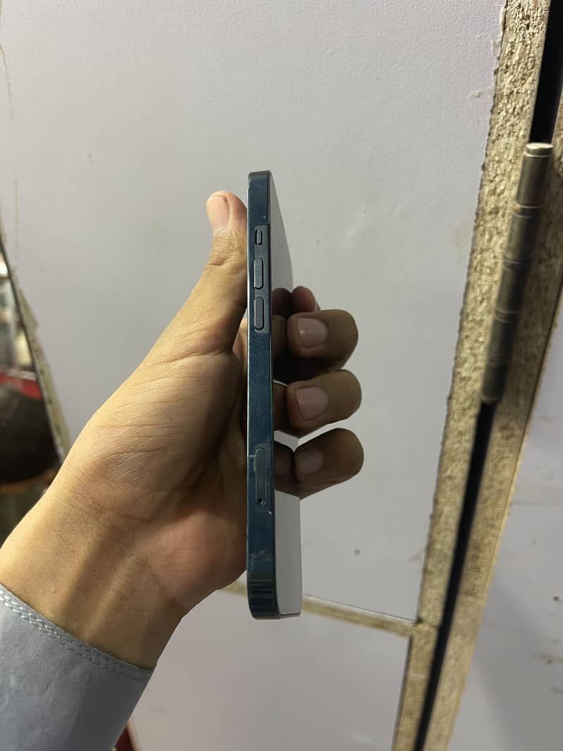 Apple iPhone 13 5