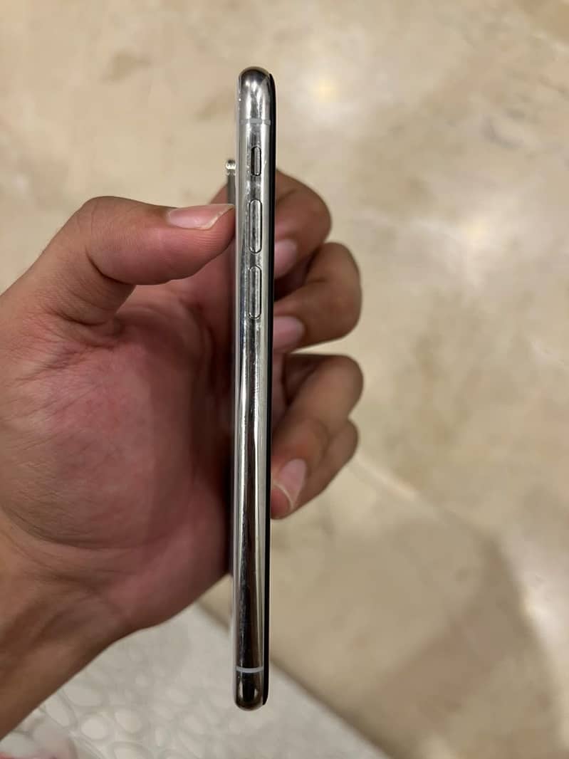 Apple iPhone X 4