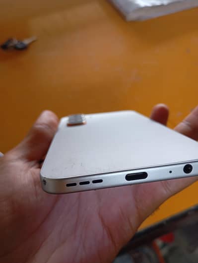 Infinix hot 60 pro box charger included