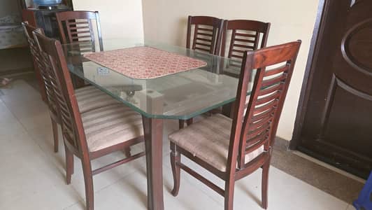 6 Seater  Dining Table in Good Condition