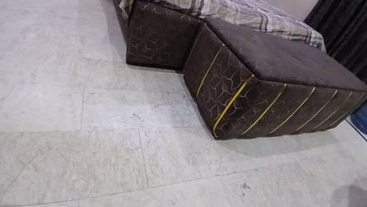 bed 2 side tables & sitty