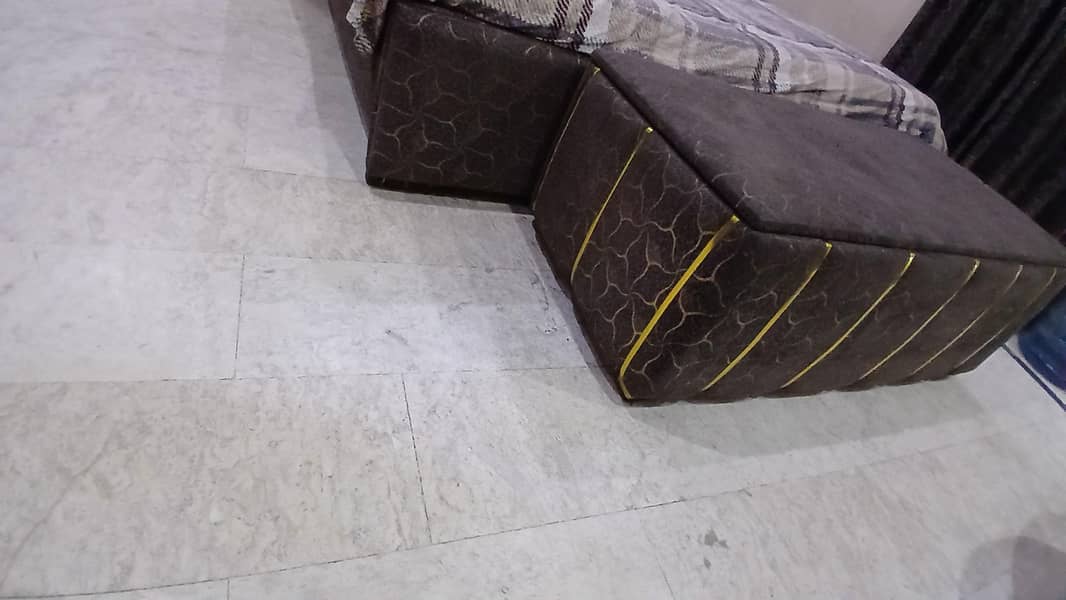bed 2 side tables & sitty 0
