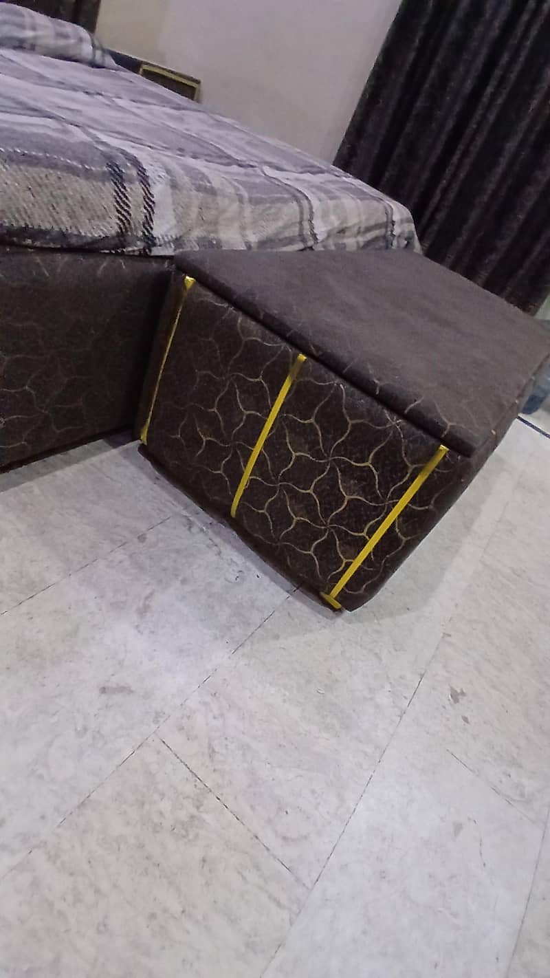 bed 2 side tables & sitty 1