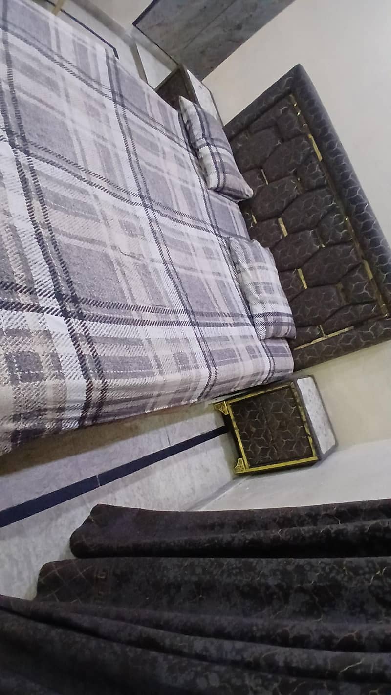 bed 2 side tables & sitty 3