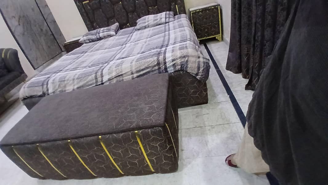 bed 2 side tables & sitty 4