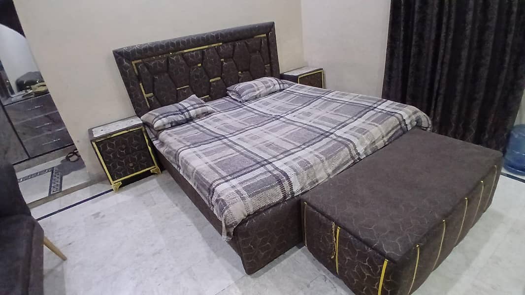 bed 2 side tables & sitty 5