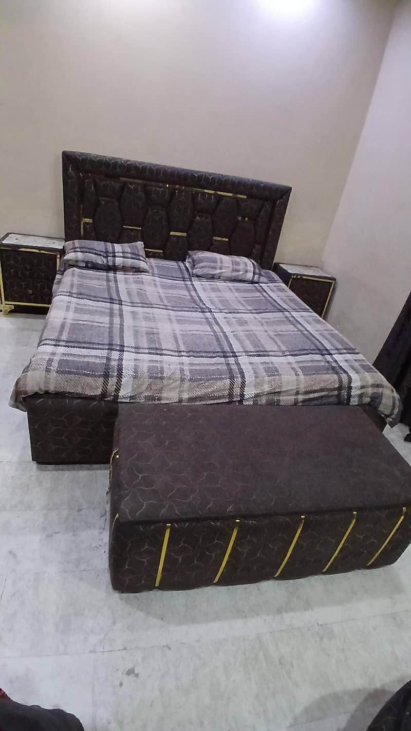 bed 2 side tables & sitty 6