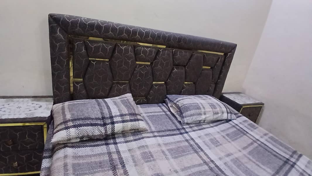 bed 2 side tables & sitty 7