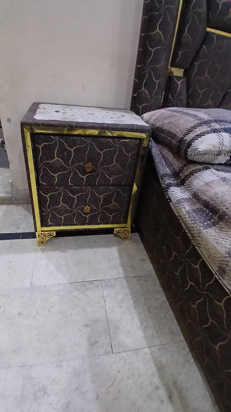 bed 2 side tables & sitty 8