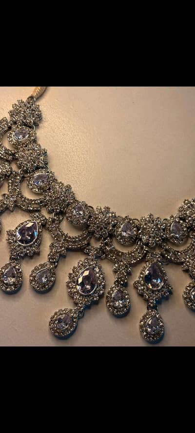Necklace with earingrings and tikka