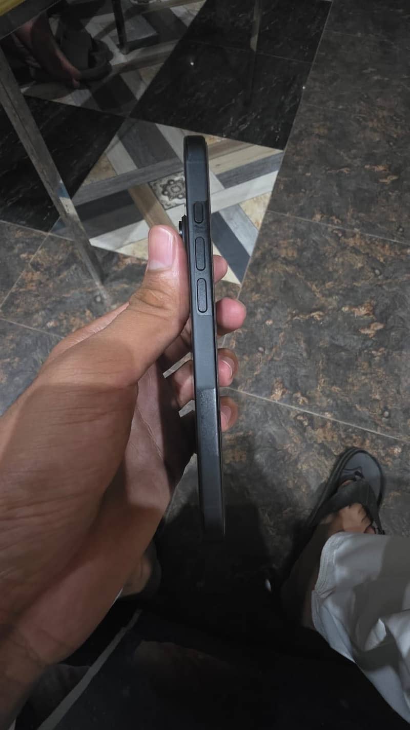 Apple iPhone 16 4