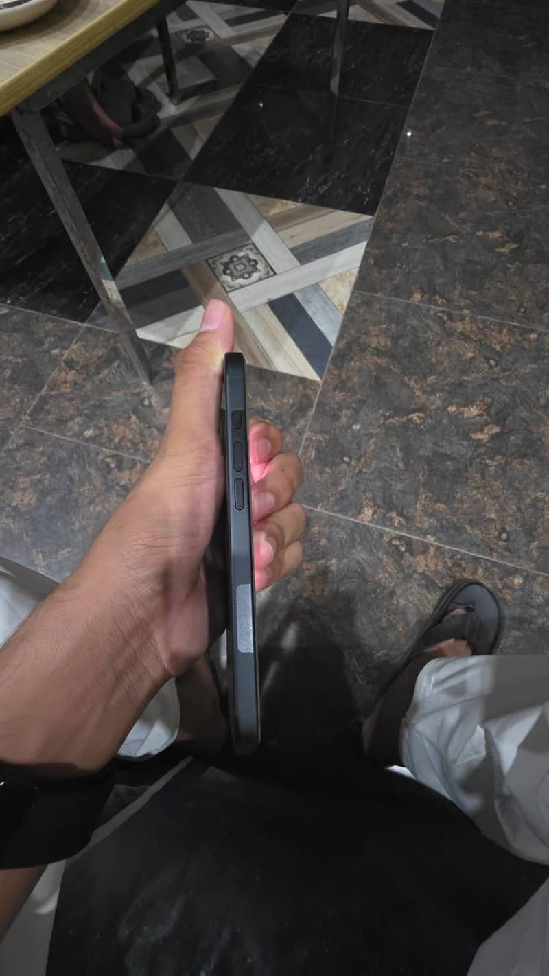 Apple iPhone 16 5