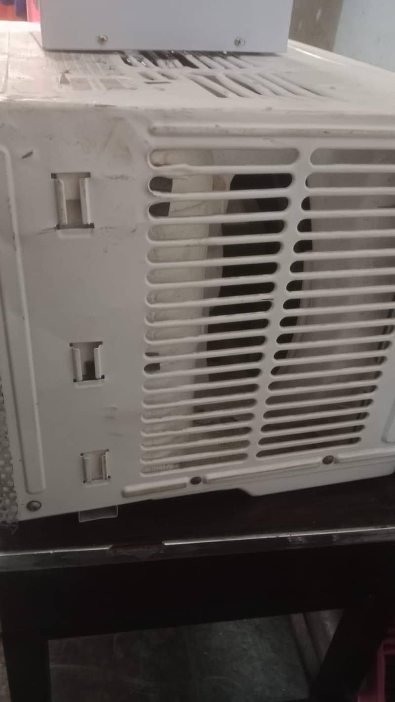 window AC 2