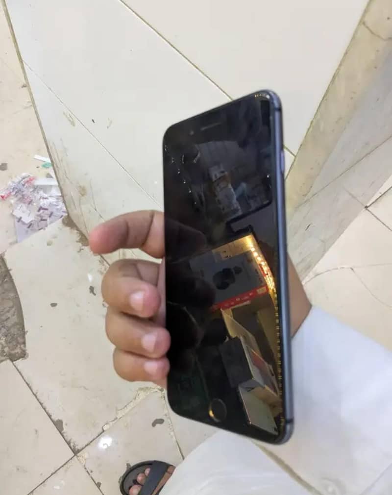 Apple iPhone 8 Plus 1