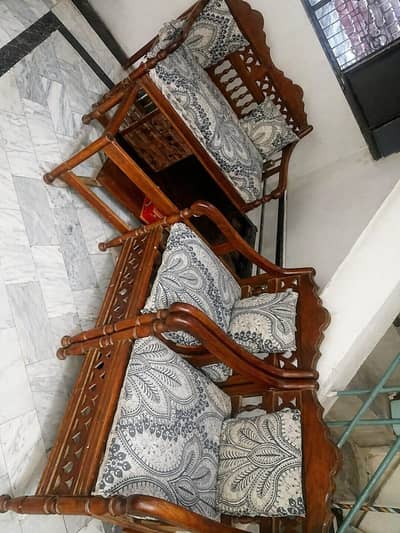 4 siter sofa set with table new condition urgent sale