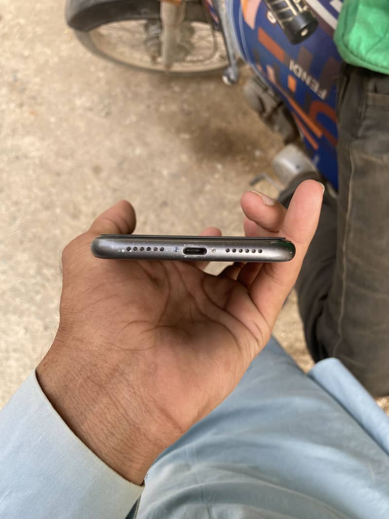 iPhone 11 0